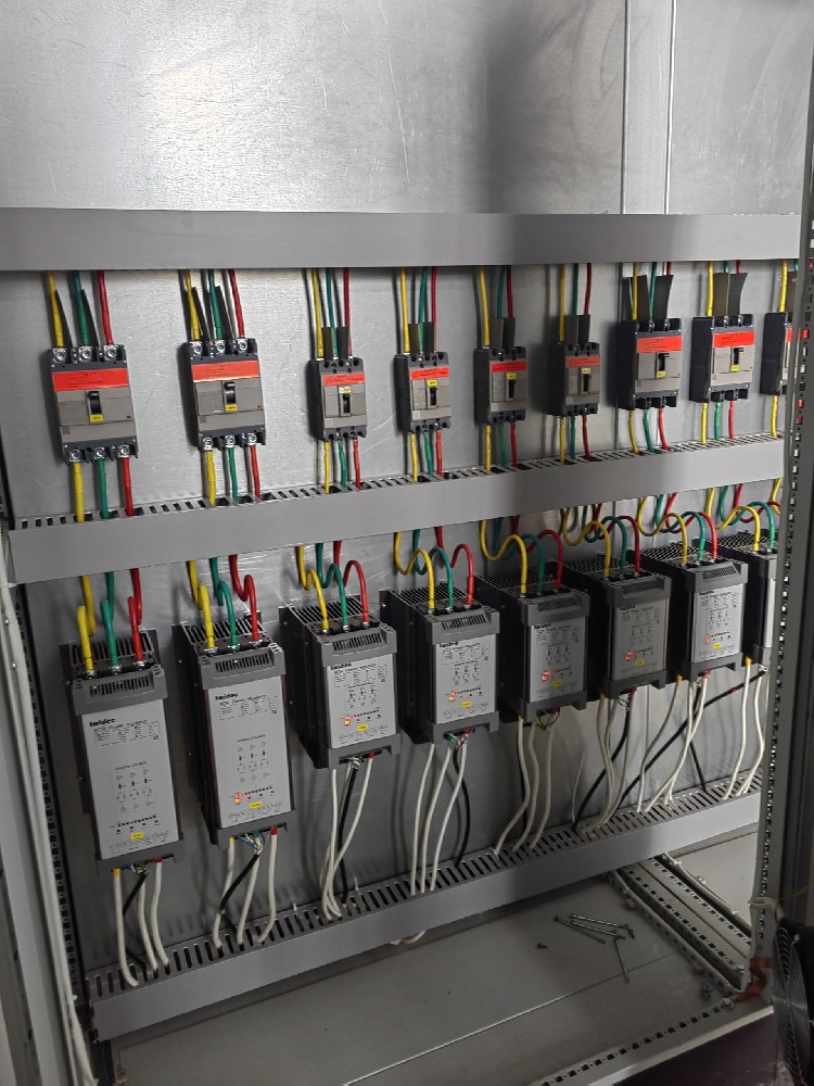 电力调解器负载电压加不上去是什么缘故原由？？？？？