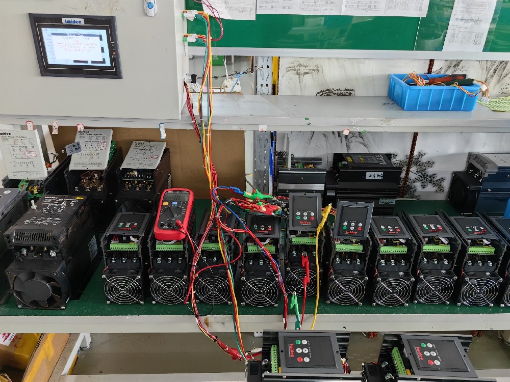 晶闸管在交流电力调解器中是怎样实现电压调理的？？？？？？