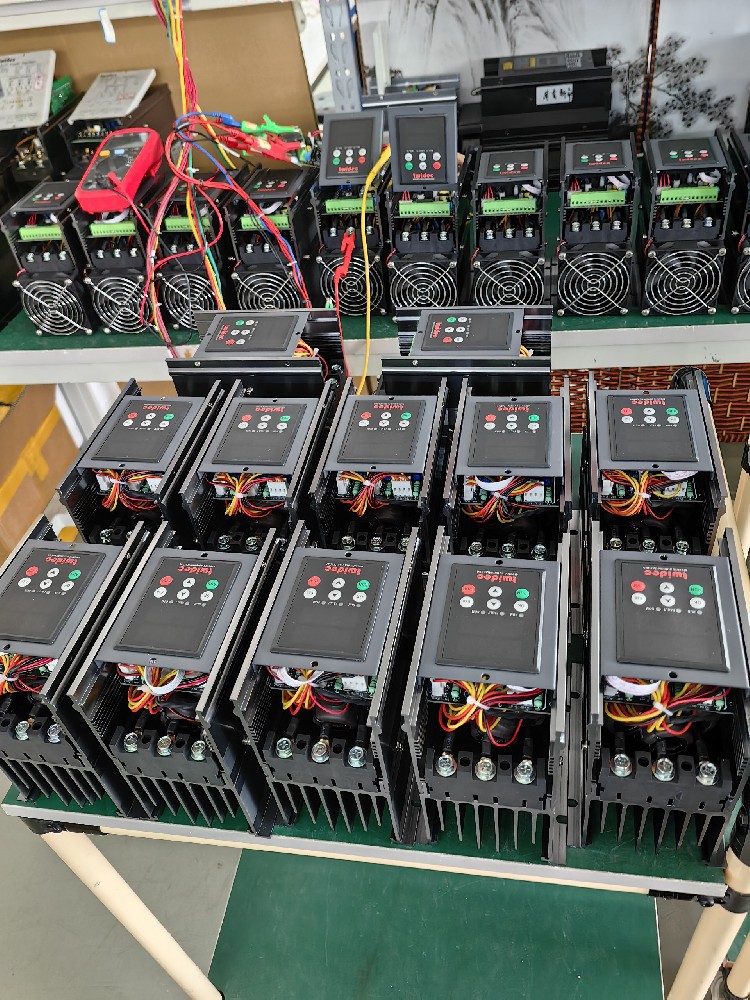 在工业加热应用中，，，，，电力调解器怎样包管加热温度的稳固性？？？？？？