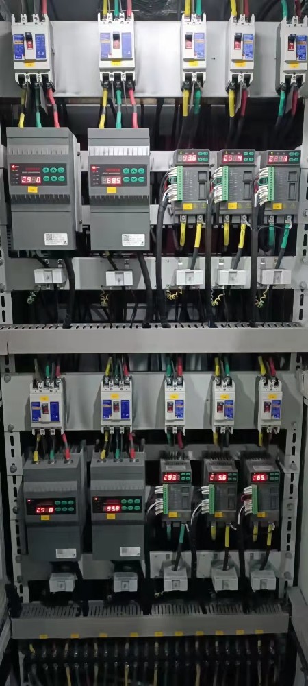 电力调解器在微电网系统中，，，，怎样协调差别能源发电单位的电力输出？？？？？？？